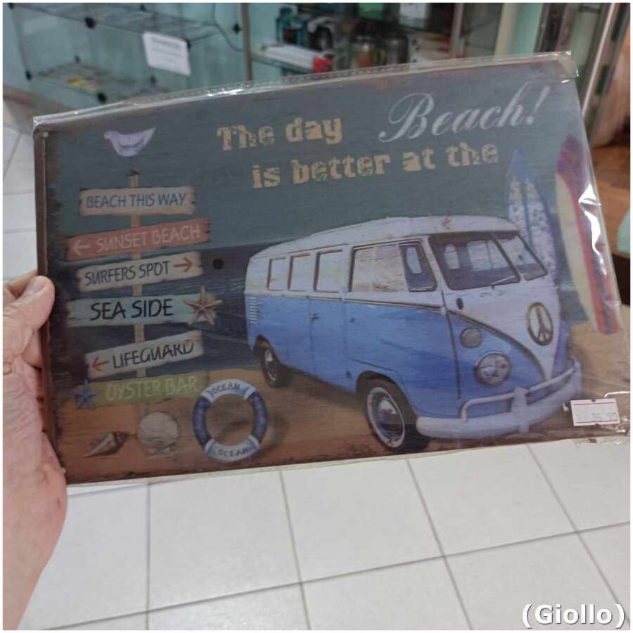 placa metálica decorativa modelo the day is better at the beach! - 30x20cm