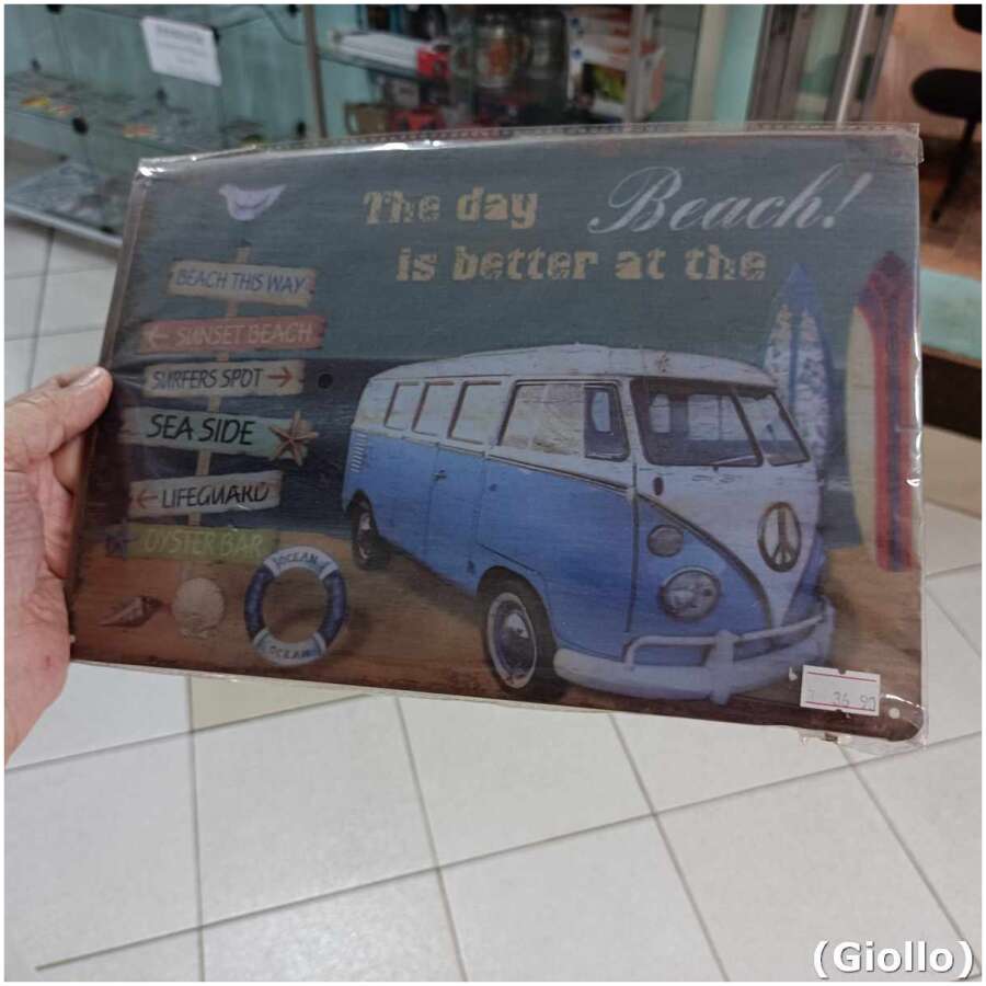 placa metálica decorativa modelo the day is better at the beach! - 30x20cm